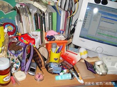 校长检查女生寝室,场面不堪入目,当搜出这样东西时,校长崩溃了