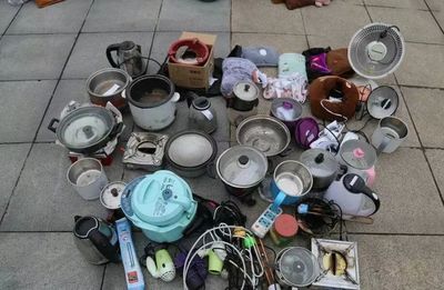 高校寝室阿姨"突击检查"女寝,各类用品十分齐全,堪比杂货铺