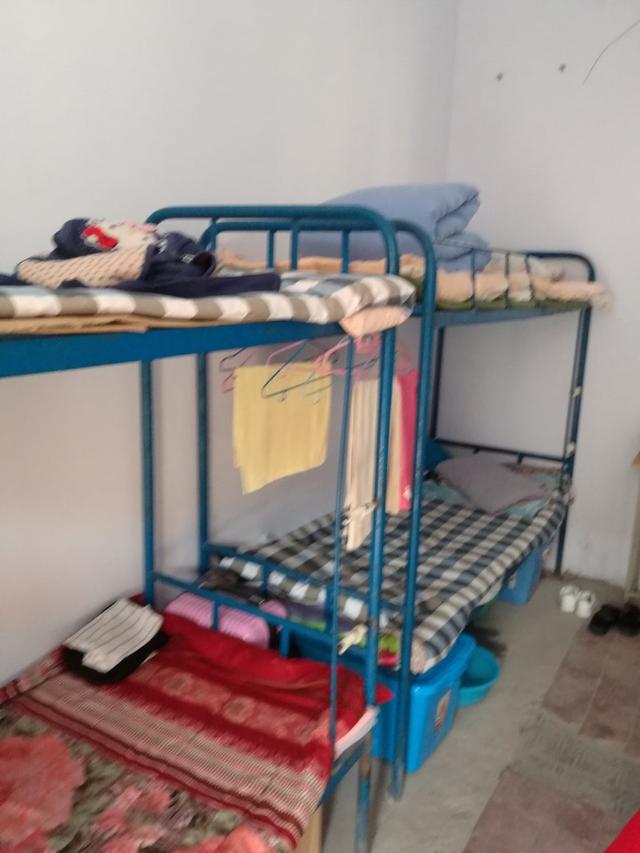 实拍豫北一个重点高中女生宿舍,寝室显得朴素了点儿,单调了点儿
